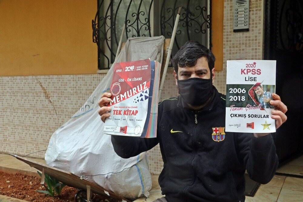 Çöp konteynerlerinden plastik toplayarak hazırlandığı KPSS’de Türkiye 25’incisi oldu