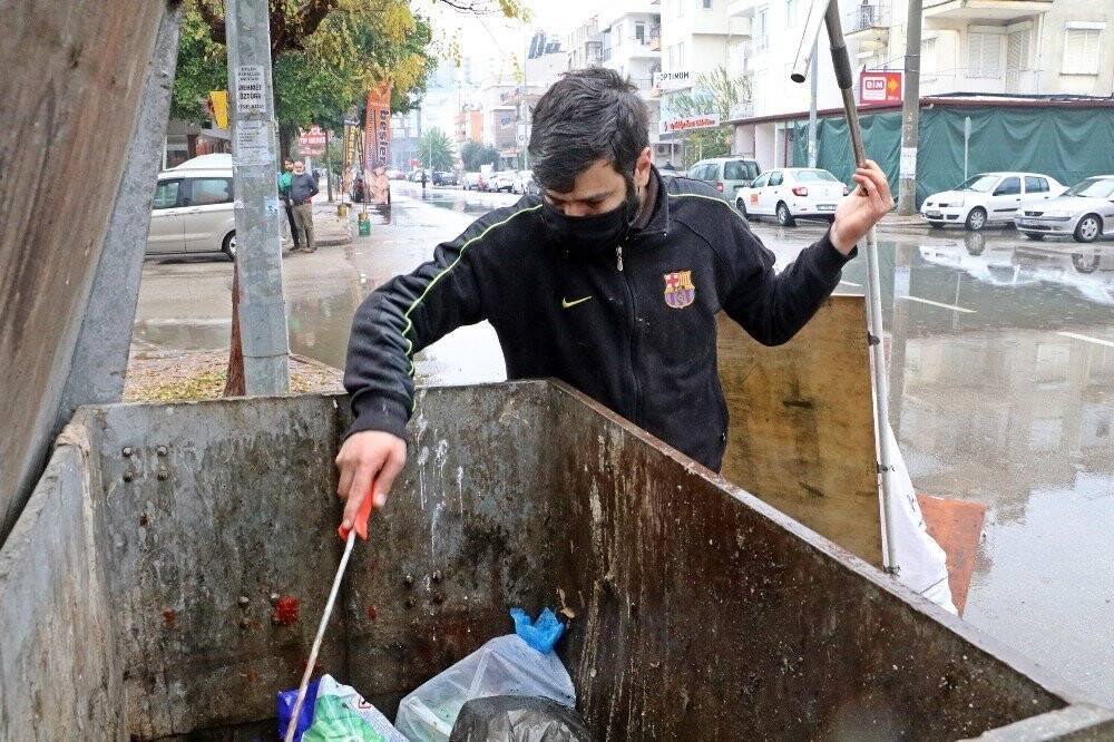 Çöp konteynerlerinden plastik toplayarak hazırlandığı KPSS’de Türkiye 25’incisi oldu