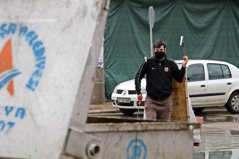 Çöp konteynerlerinden plastik toplayarak hazırlandığı KPSS’de Türkiye 25’incisi oldu