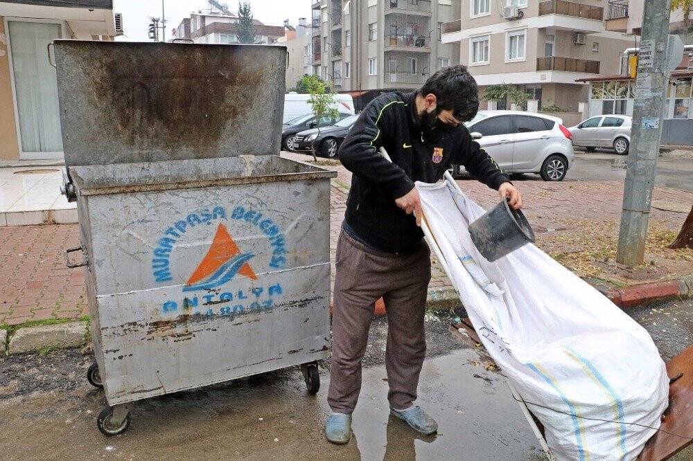 Çöp konteynerlerinden plastik toplayarak hazırlandığı KPSS’de Türkiye 25’incisi oldu