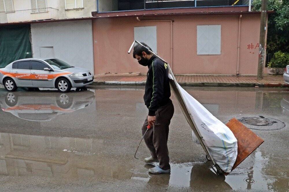 Çöp konteynerlerinden plastik toplayarak hazırlandığı KPSS’de Türkiye 25’incisi oldu
