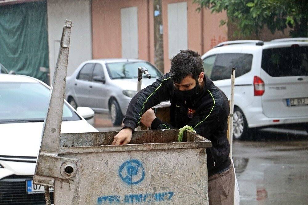 Çöp konteynerlerinden plastik toplayarak hazırlandığı KPSS’de Türkiye 25’incisi oldu
