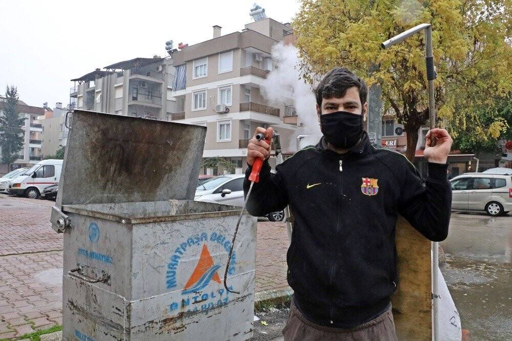 Çöp konteynerlerinden plastik toplayarak hazırlandığı KPSS’de Türkiye 25’incisi oldu