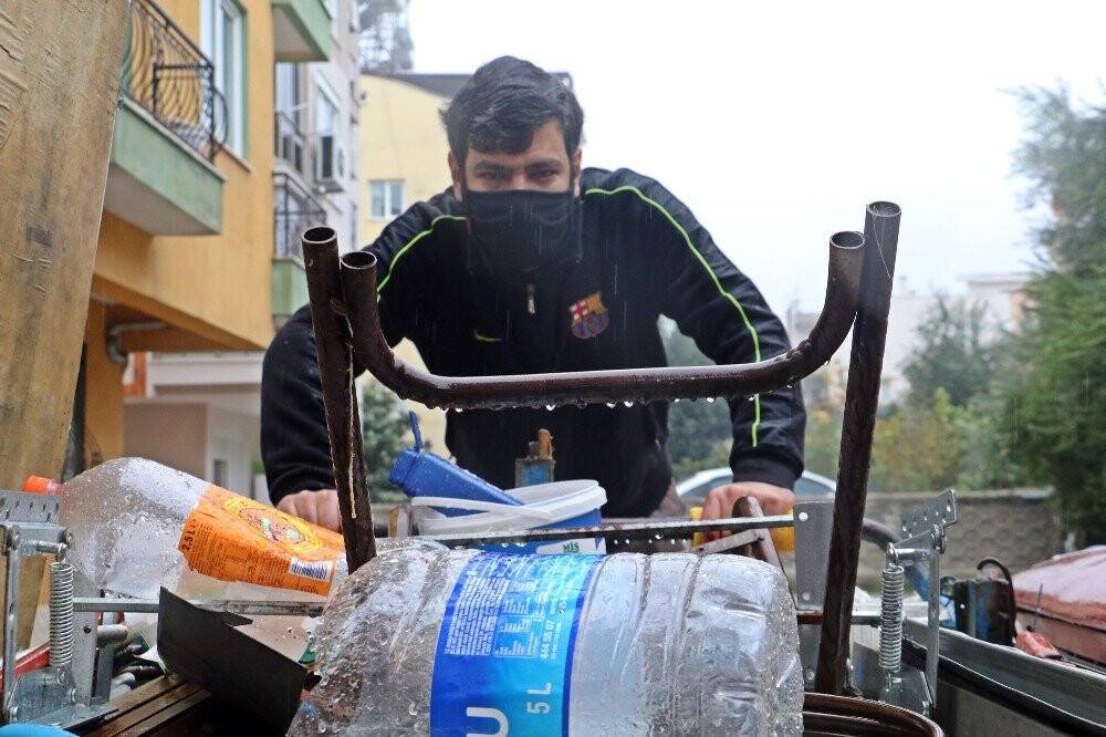 Çöp konteynerlerinden plastik toplayarak hazırlandığı KPSS’de Türkiye 25’incisi oldu