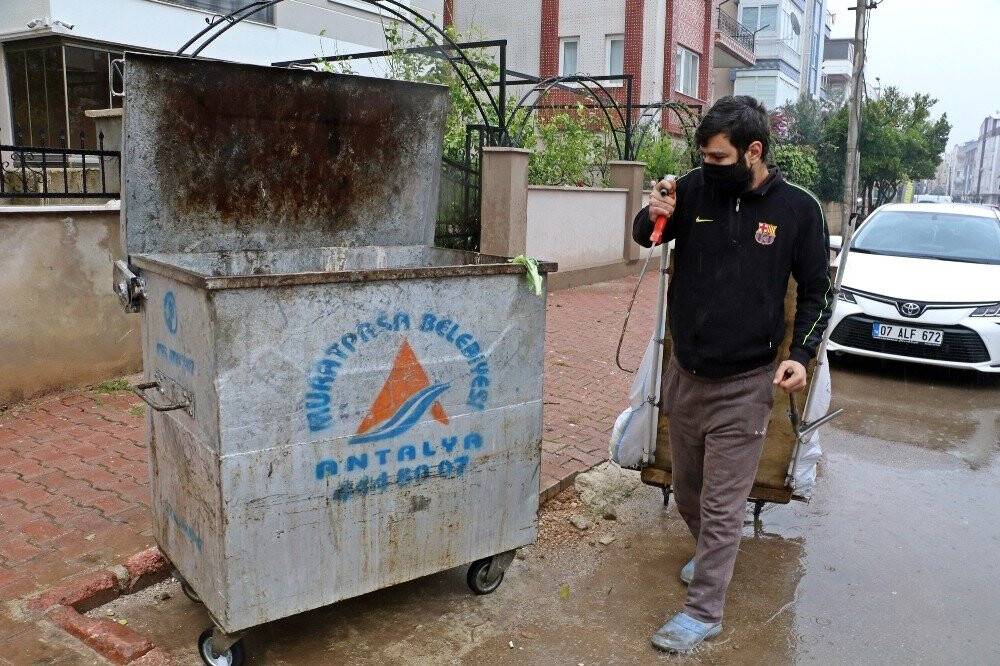 Çöp konteynerlerinden plastik toplayarak hazırlandığı KPSS’de Türkiye 25’incisi oldu