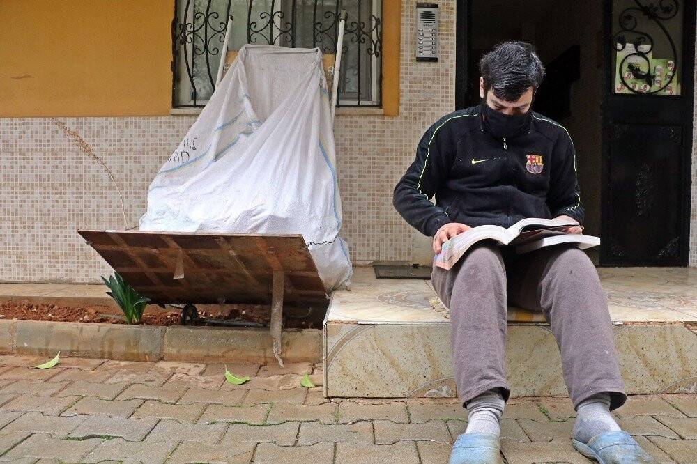 Çöp konteynerlerinden plastik toplayarak hazırlandığı KPSS’de Türkiye 25’incisi oldu