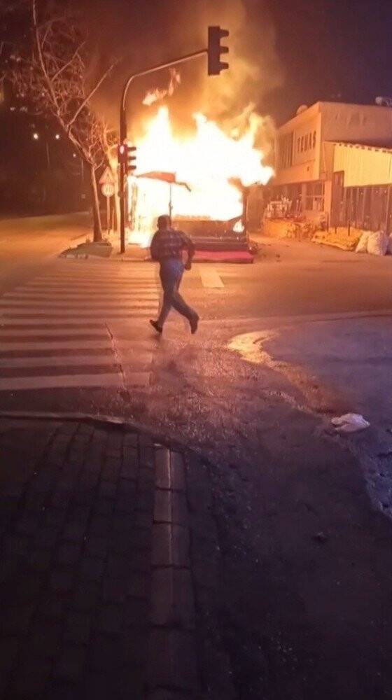 Manav alev alev yandı