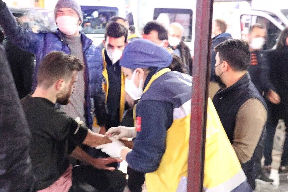 Saç tıraşını beğenmeyince 2 kişiyi bıçaklayan şahıs yakalandı