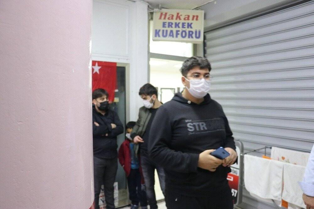 Saç tıraşını beğenmeyince 2 kişiyi bıçaklayan şahıs yakalandı