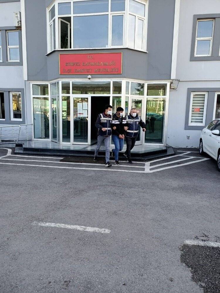 Saç tıraşını beğenmeyince 2 kişiyi bıçaklayan şahıs yakalandı