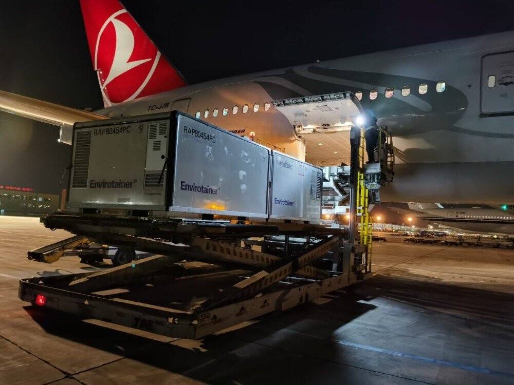 THY’nin korona virüs aşılarını taşıyan uçağından videolu mesaj