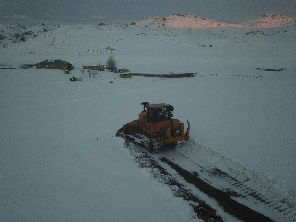 22 gündür kapalı olan yollar açıldı, yaylada kalan ailelere ulaşıldı