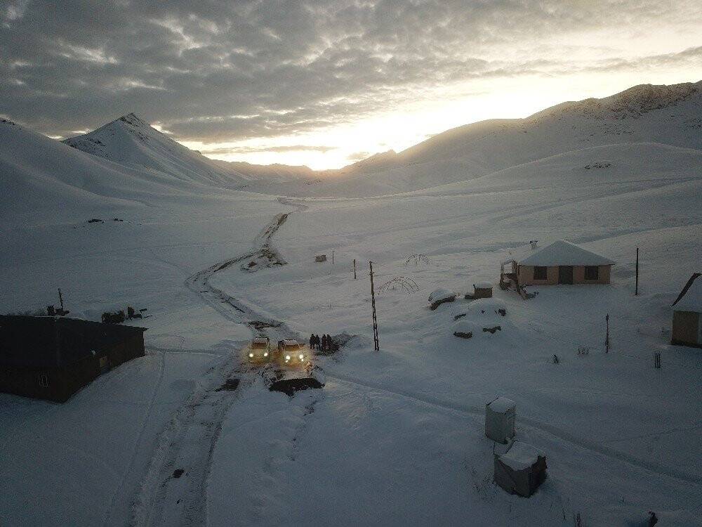 22 gündür kapalı olan yollar açıldı, yaylada kalan ailelere ulaşıldı