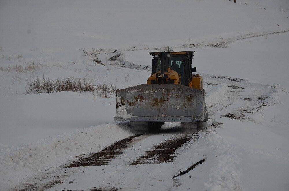 22 gündür kapalı olan yollar açıldı, yaylada kalan ailelere ulaşıldı