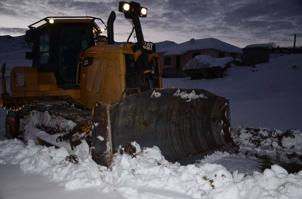 22 gündür kapalı olan yollar açıldı, yaylada kalan ailelere ulaşıldı
