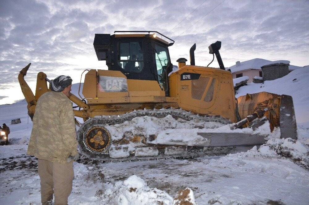 22 gündür kapalı olan yollar açıldı, yaylada kalan ailelere ulaşıldı