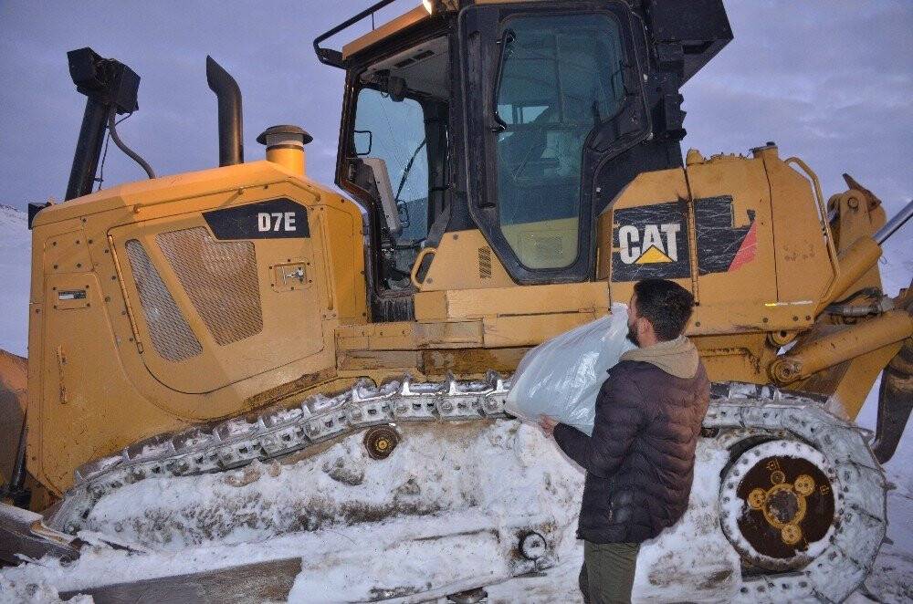 22 gündür kapalı olan yollar açıldı, yaylada kalan ailelere ulaşıldı