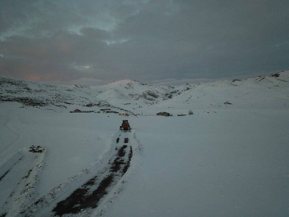 22 gündür kapalı olan yollar açıldı, yaylada kalan ailelere ulaşıldı