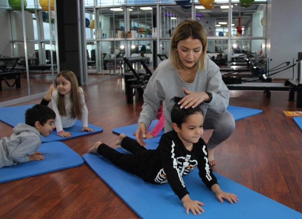 Korona kaygılarını yogayla atlatıyorlar