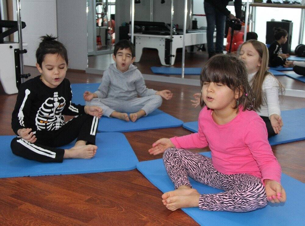 Korona kaygılarını yogayla atlatıyorlar