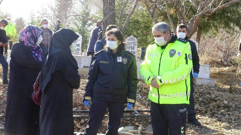 Koronavirüse yenik düşen 48 yaşındaki trafik polisi toprağa verildi