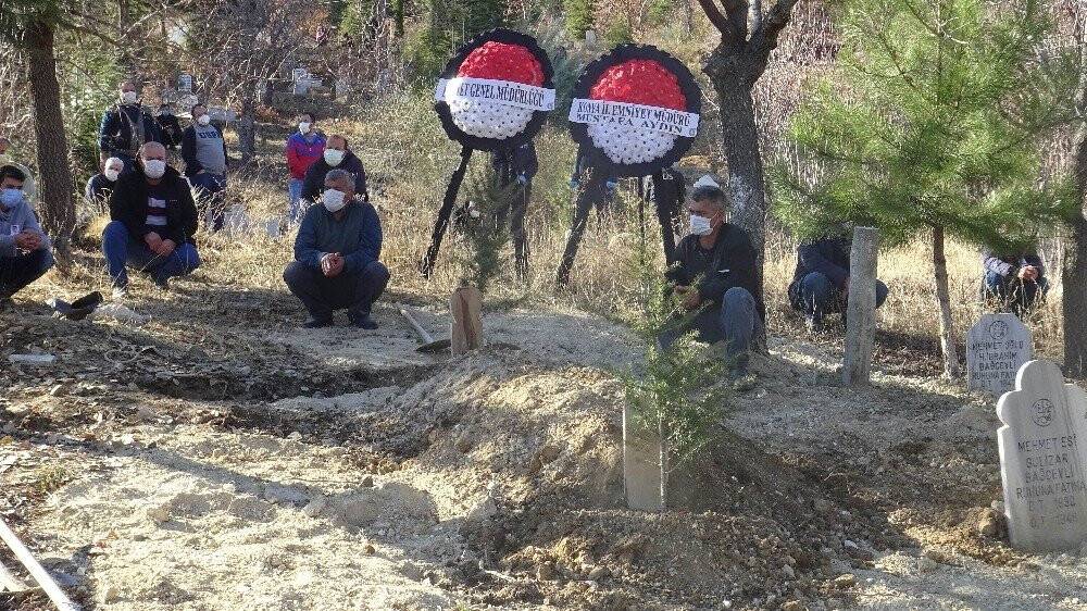 Koronavirüse yenik düşen 48 yaşındaki trafik polisi toprağa verildi
