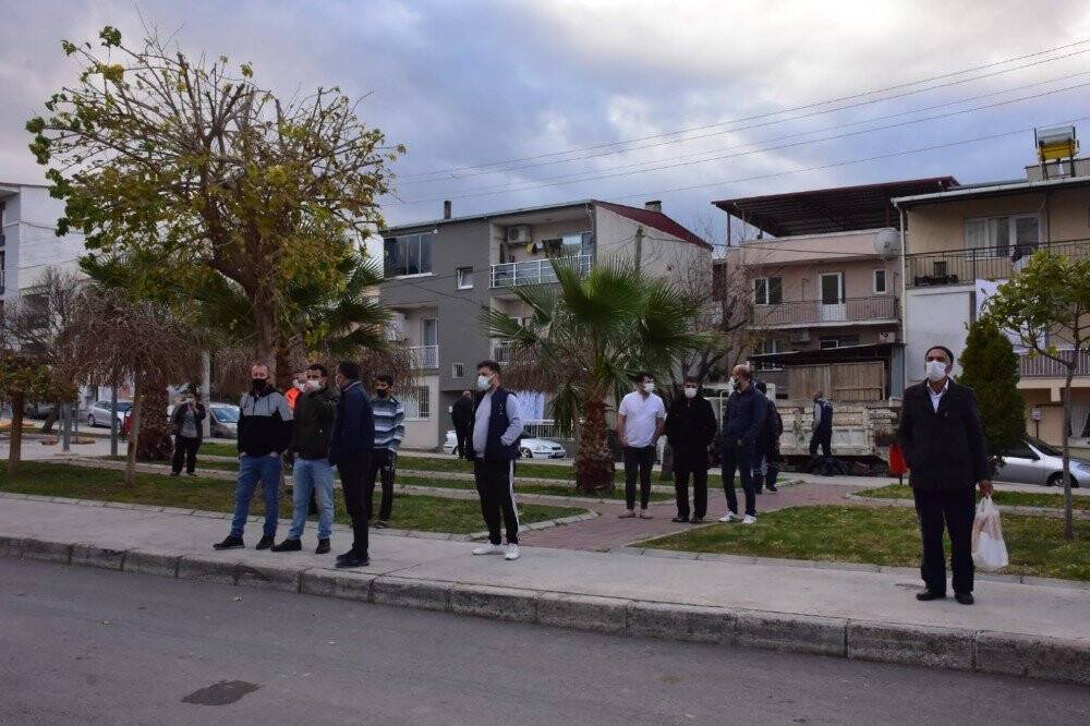Babasını sokak ortasında sopayla öldürdü