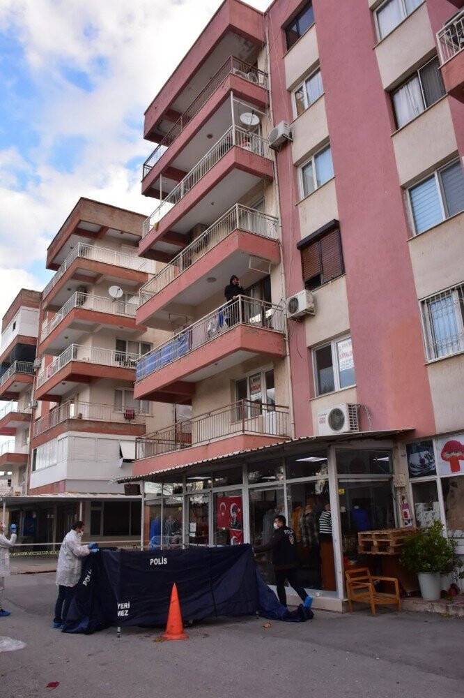 Babasını sokak ortasında sopayla öldürdü