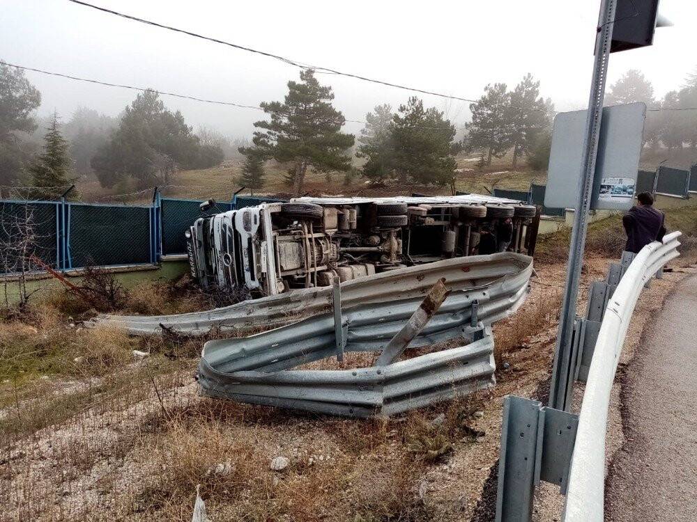 Konya plakalı tır kontrolden çıkarak devrildi