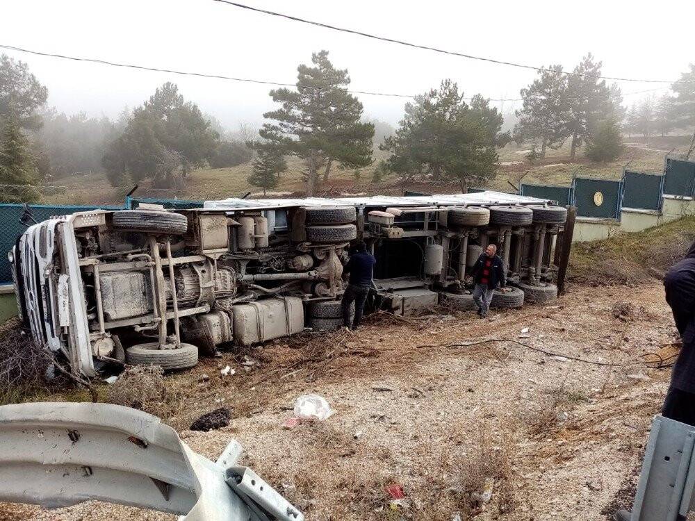 Konya plakalı tır kontrolden çıkarak devrildi