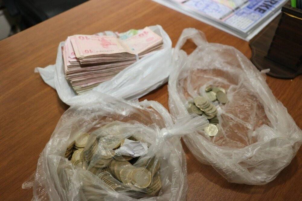 Temizlik işçilerinin bulduğu para sahibine teslim edildi