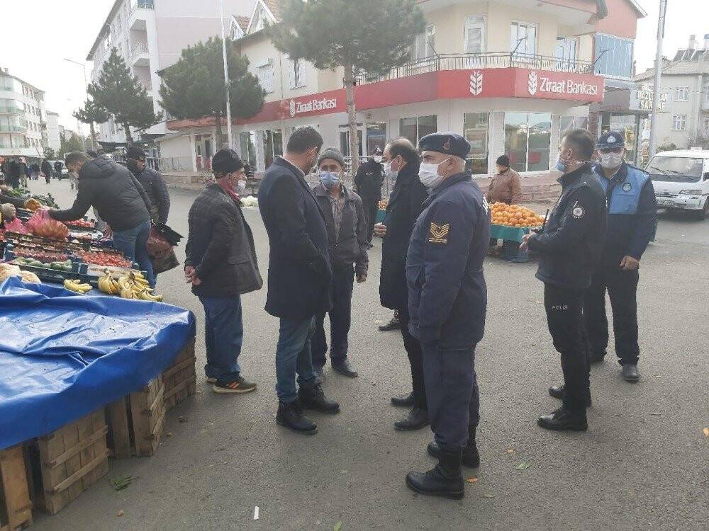 Konya'da  koronavirüs nedeniyle kapatılan Pazar yeri yeniden kuruldu