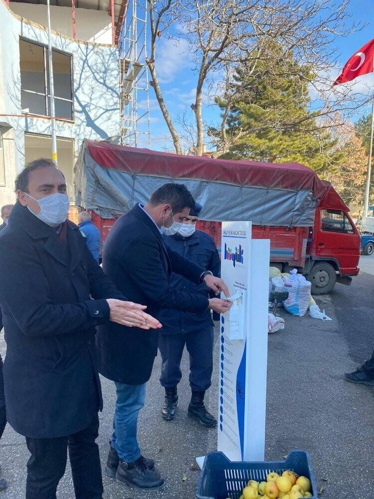 Konya'da  koronavirüs nedeniyle kapatılan Pazar yeri yeniden kuruldu