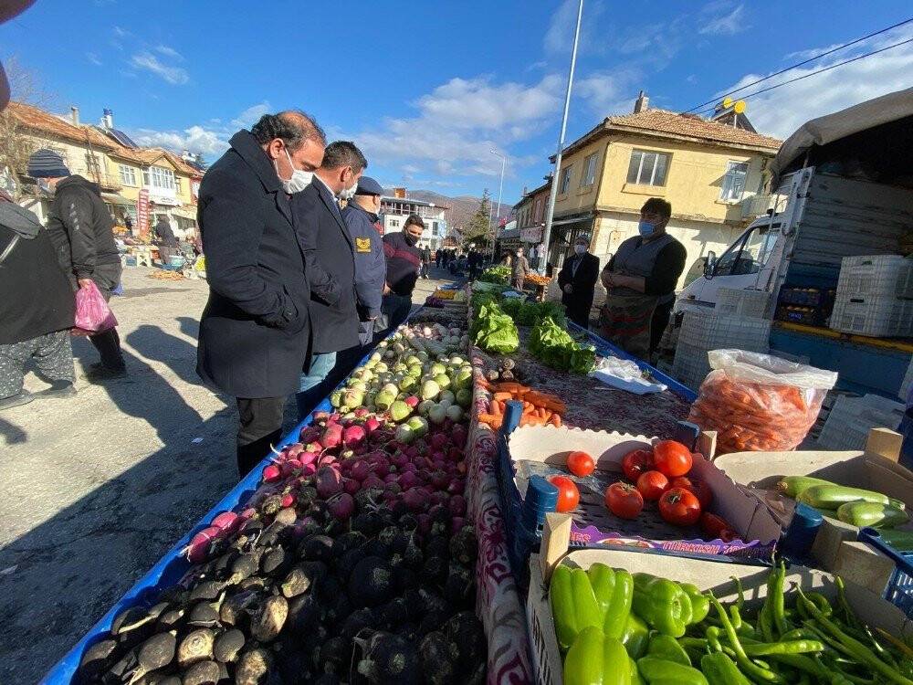 Konya'da  koronavirüs nedeniyle kapatılan Pazar yeri yeniden kuruldu