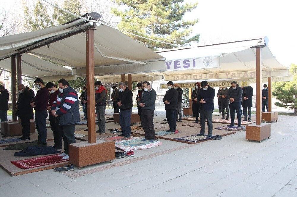 Konya’da yeni yılın ilk cuma namazı kılındı