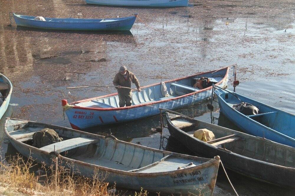 Ağları boş kalan Beyşehirli balıkçılar zor günler yaşıyor