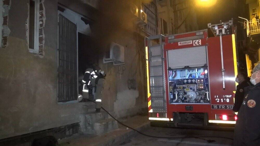 Bursa’da evi yanarken canlı yayın yaptı