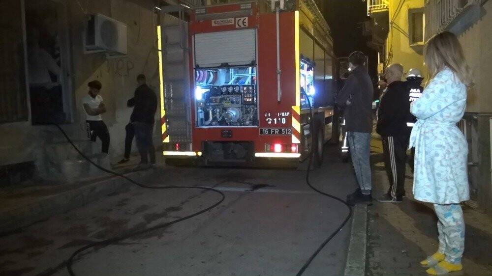 Bursa’da evi yanarken canlı yayın yaptı