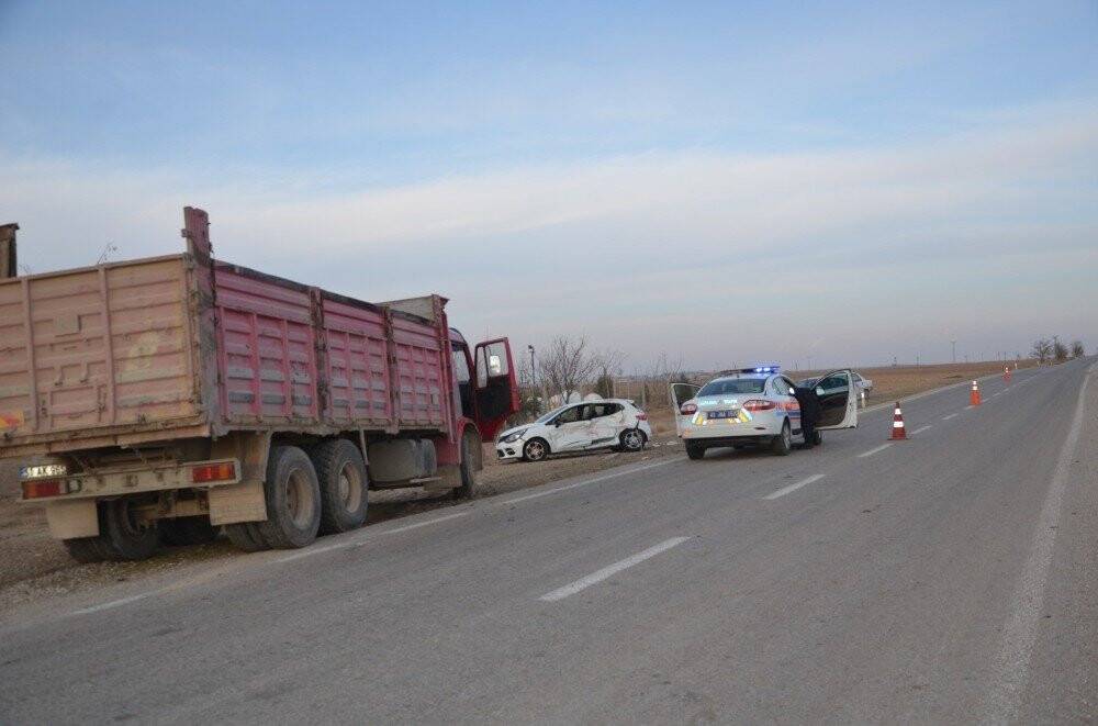 Konya’da kaza! Kamyon ile otomobil çarpıştı: 3 yaralı