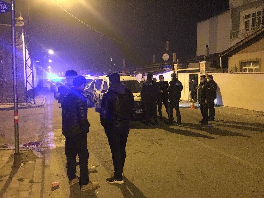 Konya’da sokağa çıkma kısıtlamasında silahlı kavga! 3 kardeş vuruldu