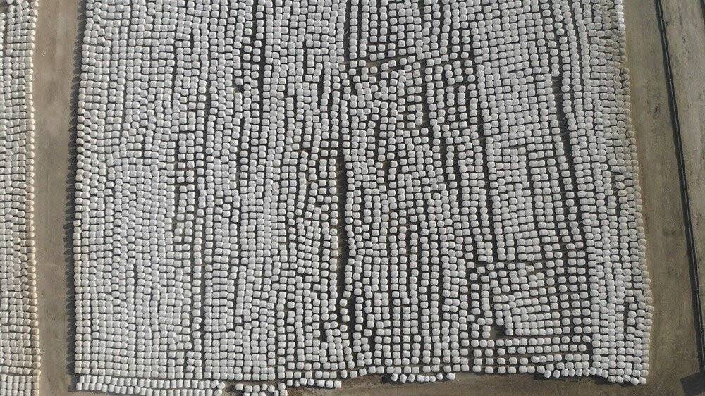 Dev kar taneleri gibi, görenleri şaşırtıyor