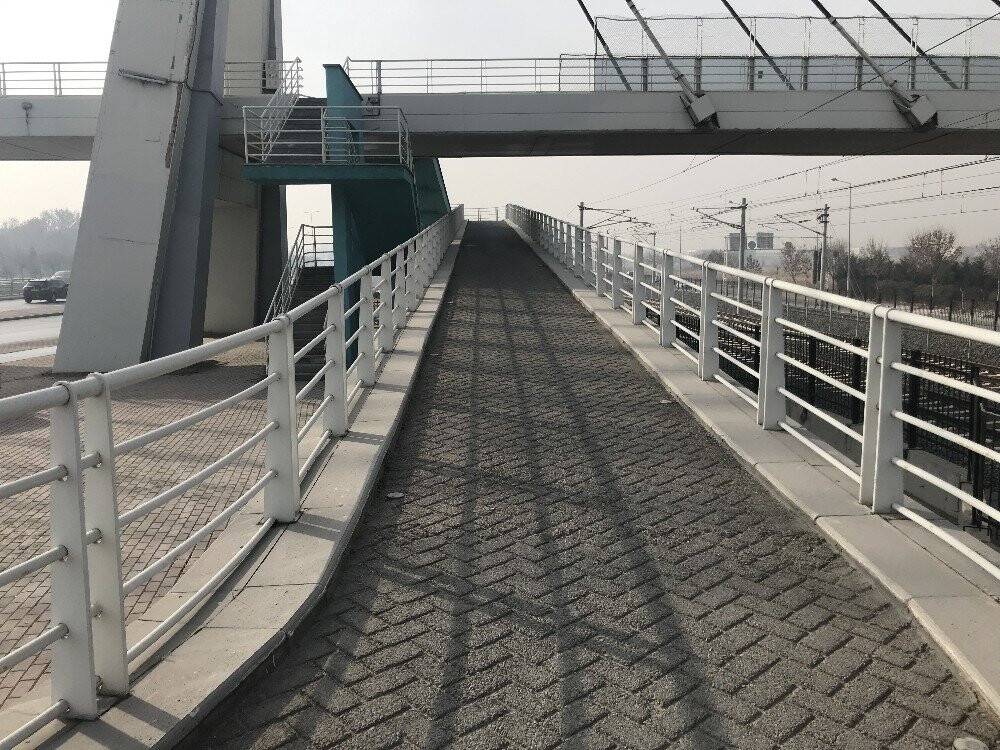 Konya'da yaya köprüsündeki otomobil şaşırttı