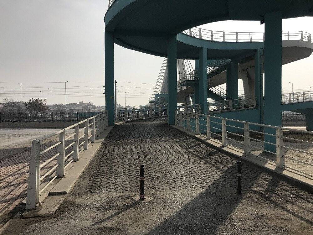 Konya'da yaya köprüsündeki otomobil şaşırttı