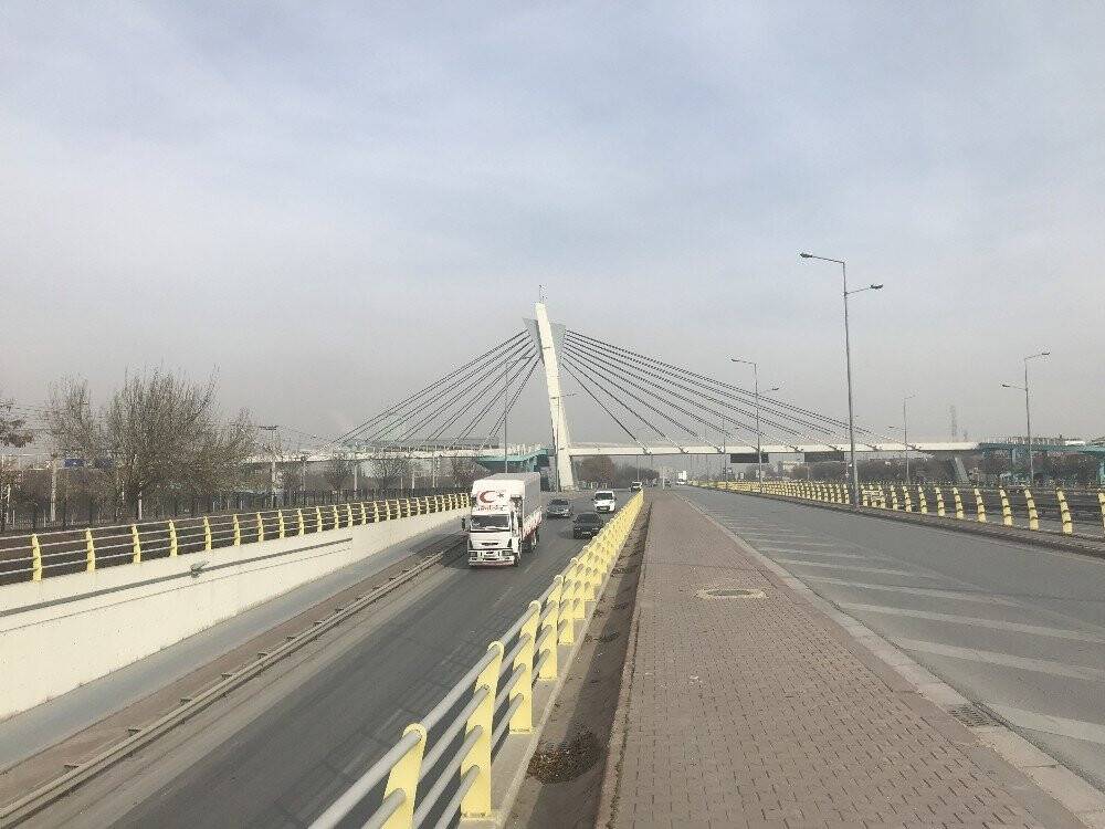 Konya'da yaya köprüsündeki otomobil şaşırttı