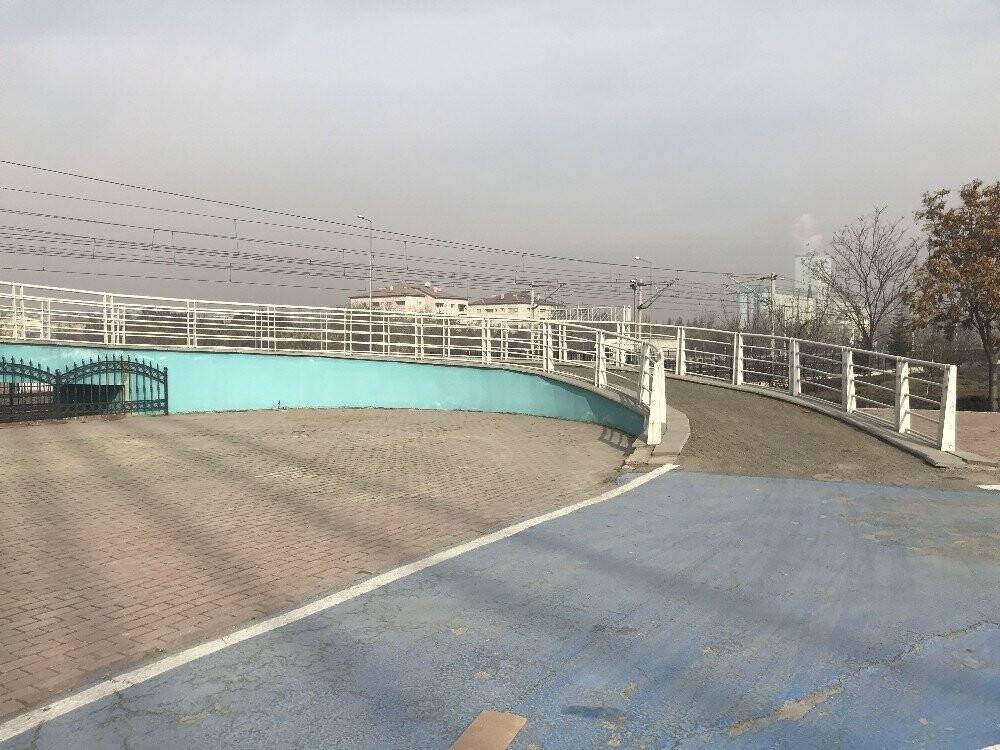 Konya'da yaya köprüsündeki otomobil şaşırttı