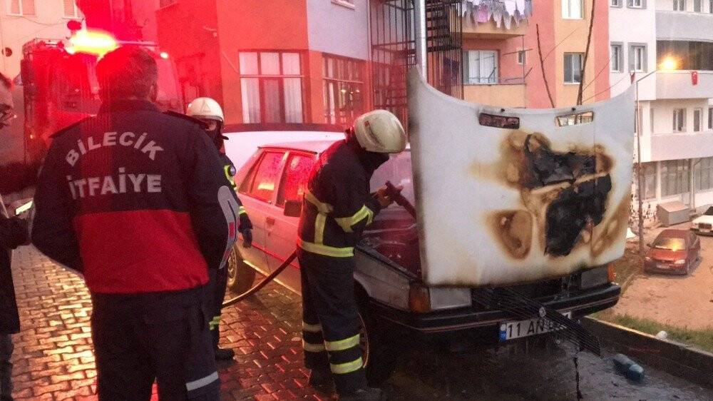 Sürücü kontağı çevirdiği an araç alev alev yandı