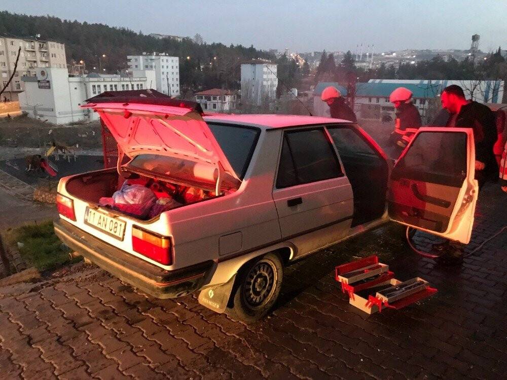 Sürücü kontağı çevirdiği an araç alev alev yandı