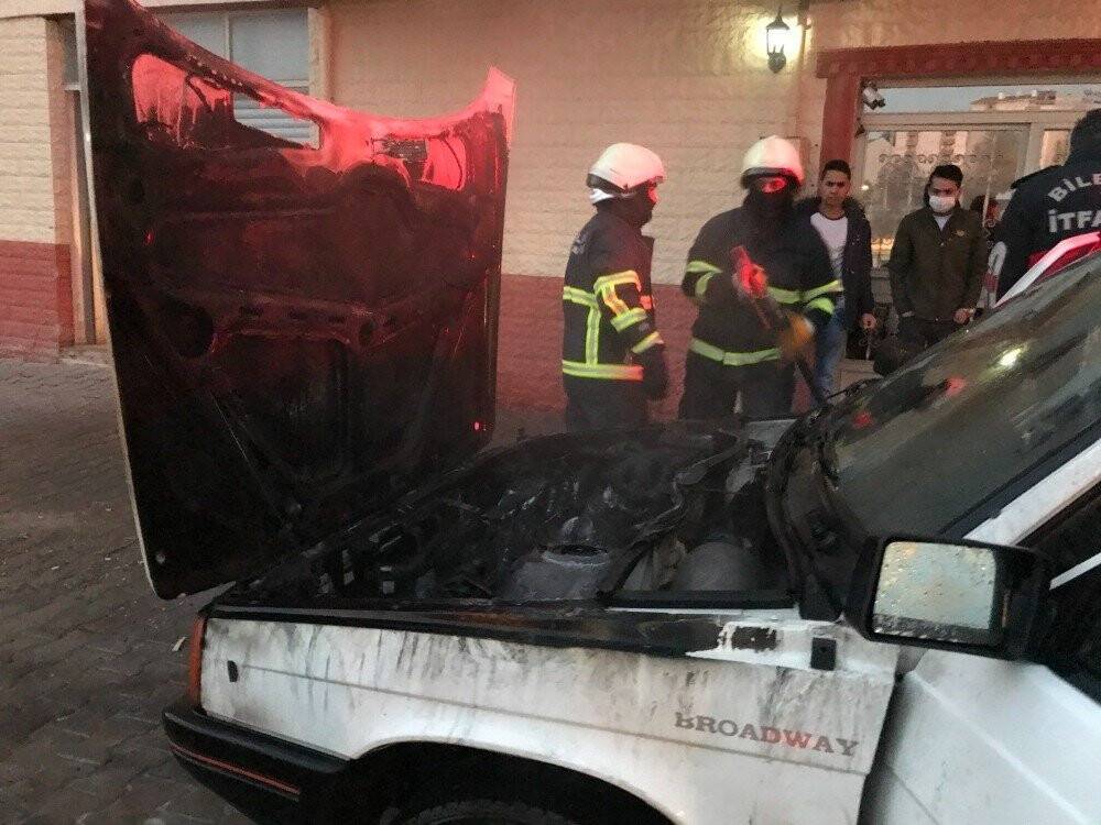 Sürücü kontağı çevirdiği an araç alev alev yandı