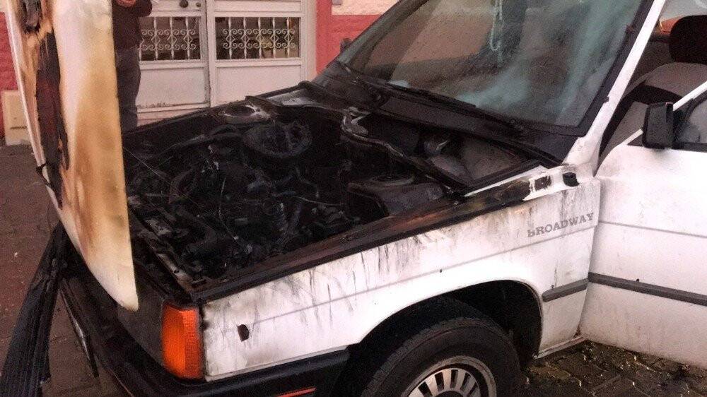 Sürücü kontağı çevirdiği an araç alev alev yandı
