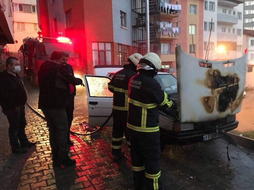 Sürücü kontağı çevirdiği an araç alev alev yandı